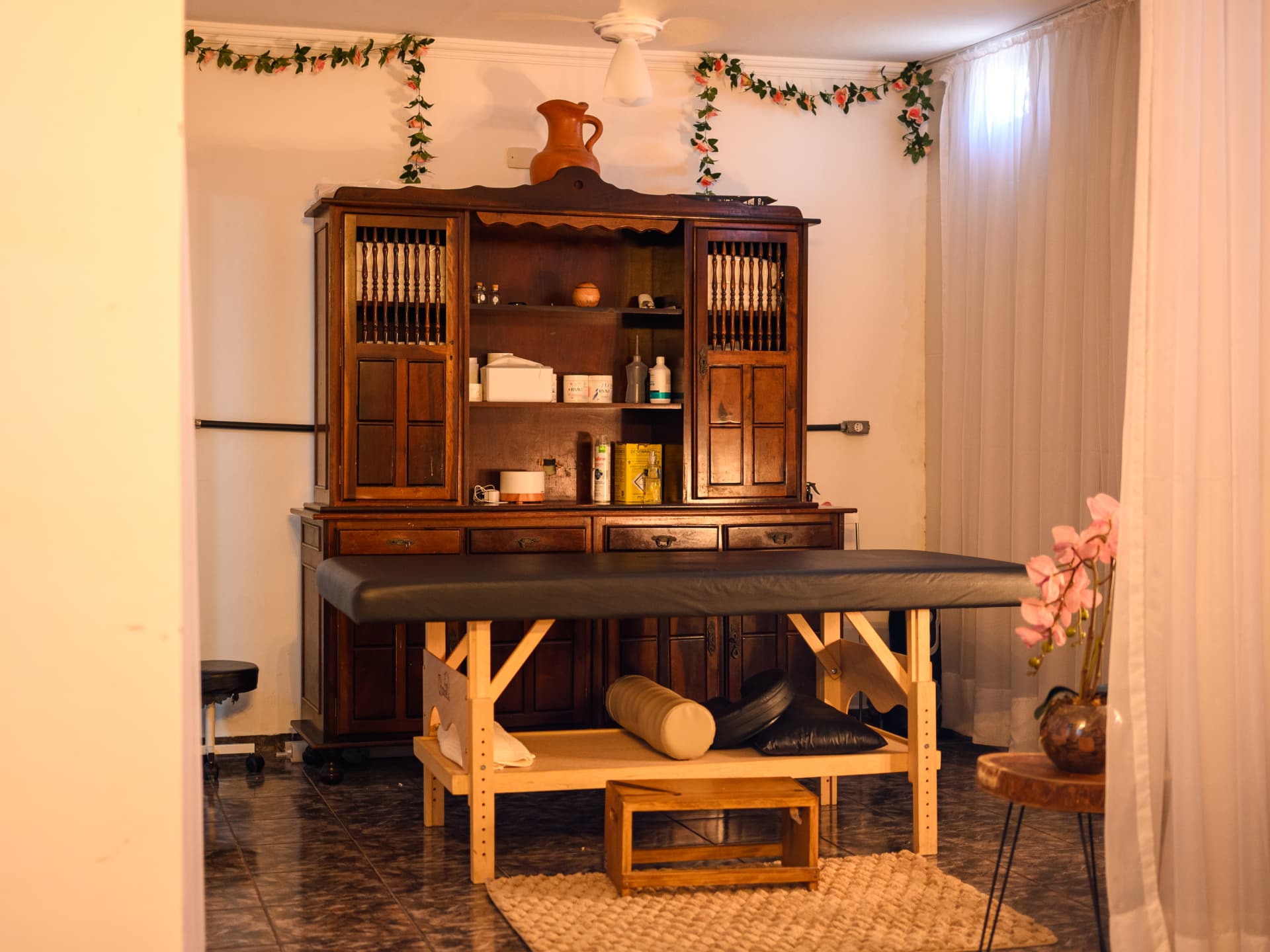 Sala de massagem com maca e iluminação quente