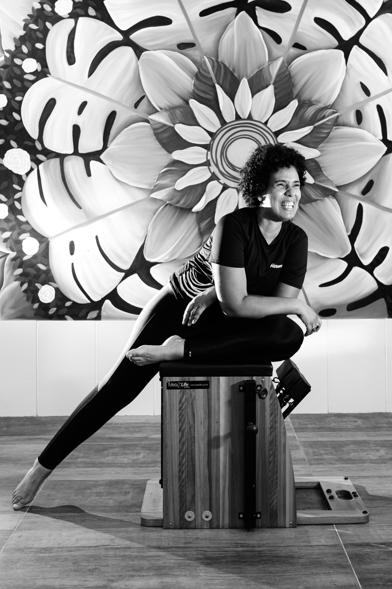 Daniella em pose de Pilates na chair, em preto e branco