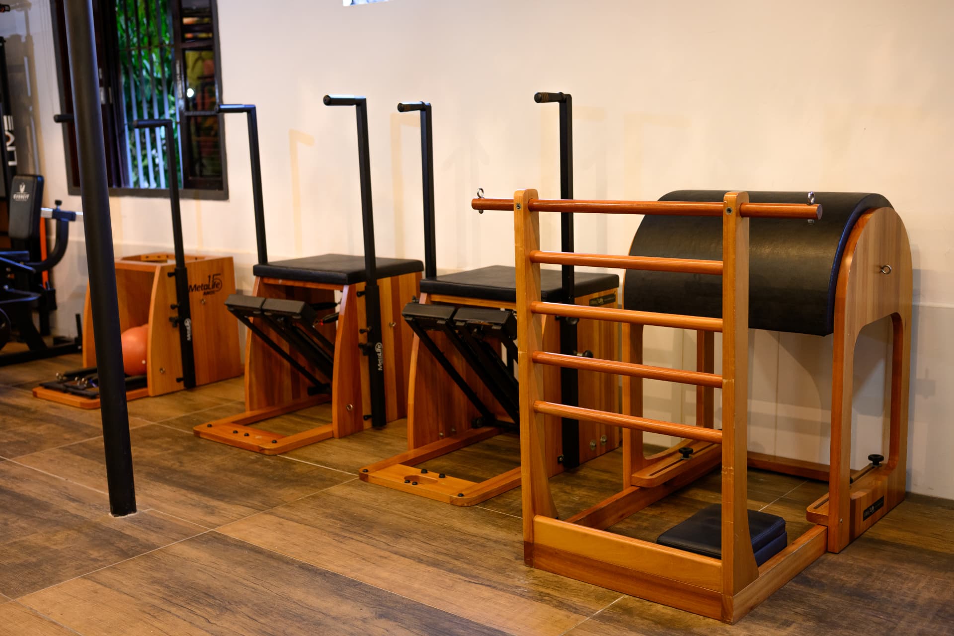 Chairs, barrel e demais aparelhos de madeira do studio